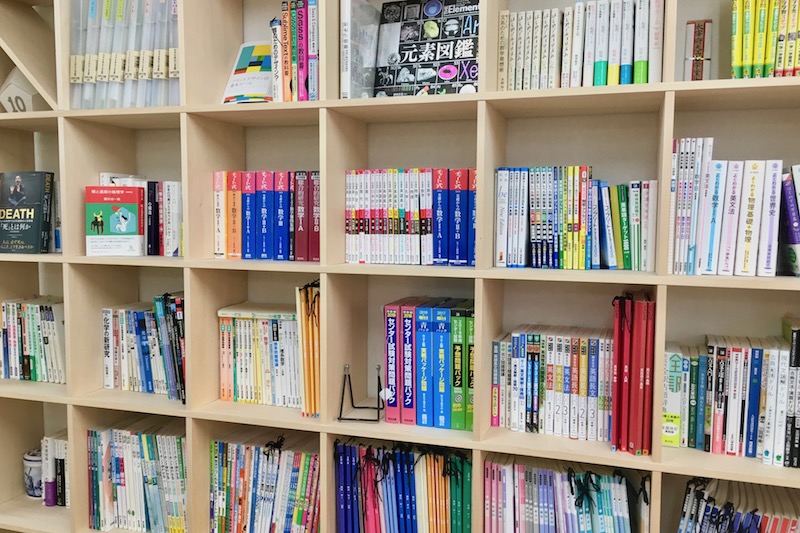 学習塾の本棚